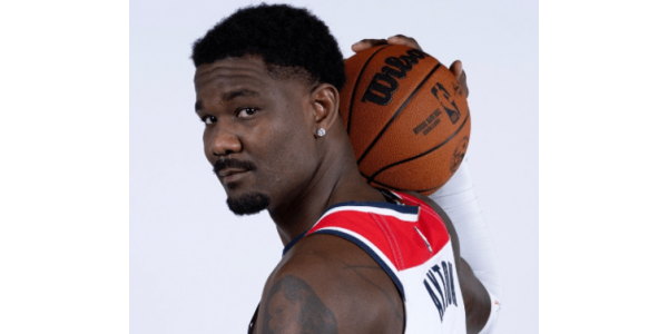 Les performances en demi-teinte d'Ayton mettent à l'épreuve la patience des supporters Les performances en demi-teinte d'Ayton mettent à l'épreuve la patience des supporters