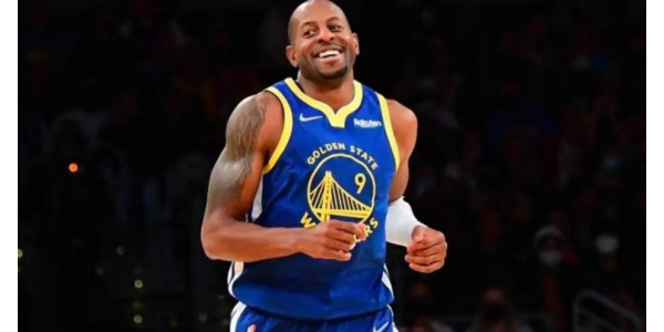 Andre Iguodala absent pour la saison avec un poignet cassé Andre Iguodala absent pour la saison avec un poignet cassé