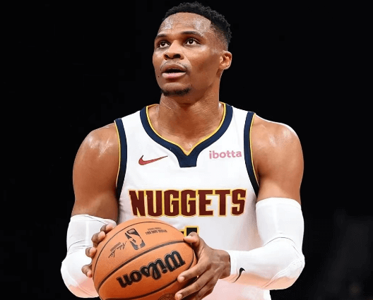 Les débuts de Westbrook avec les Nuggets montrent un esprit combatif