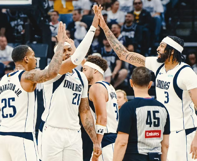 Les Mavericks battent les Kings et gardent espoir de se qualifier pour les playoffs