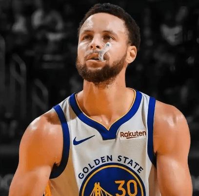 Curry demeure le pilier de l'équipe, mais les Warriors font face à un chemin vers le titre de plus en plus ardu