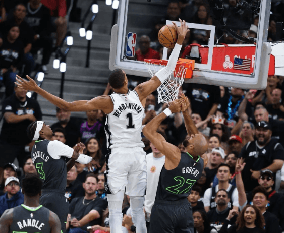 L'attaque éclair des Spurs écrase les Timberwolves de 38 points